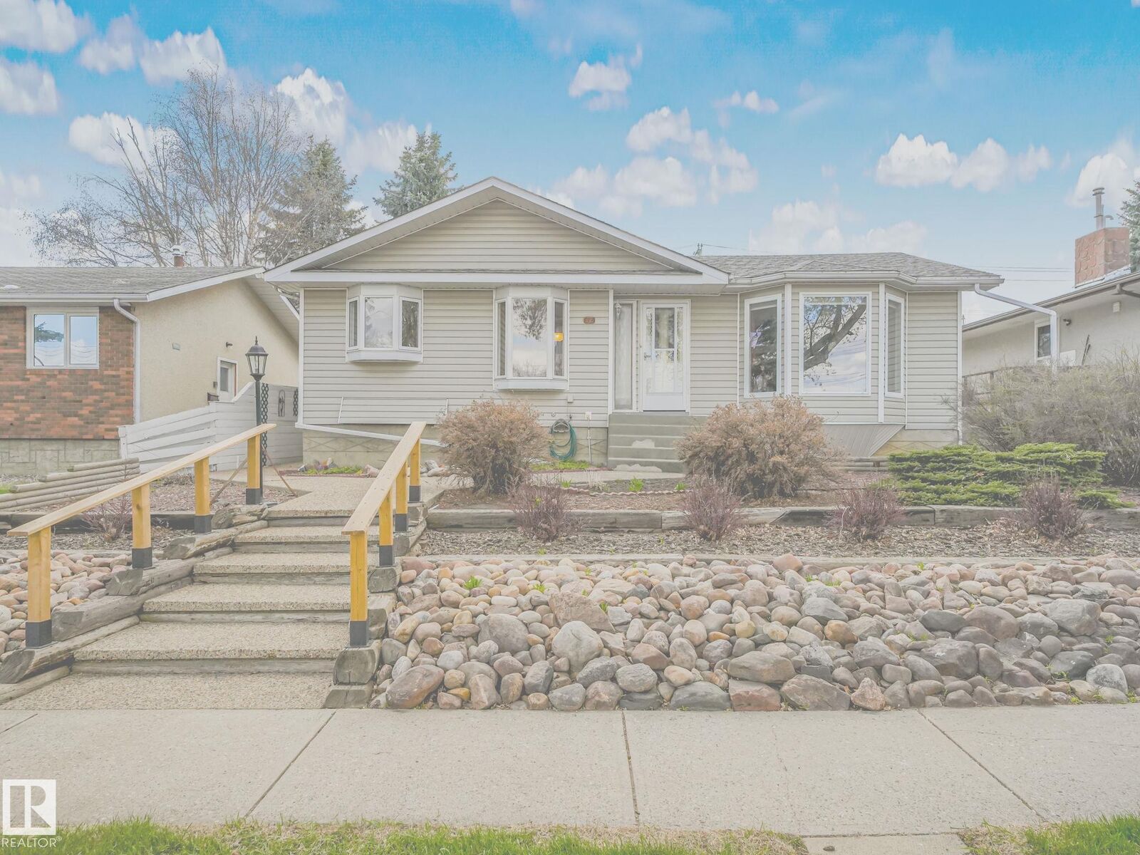 Property Photo:  12 Muir Drive  AB T8N 1G2 