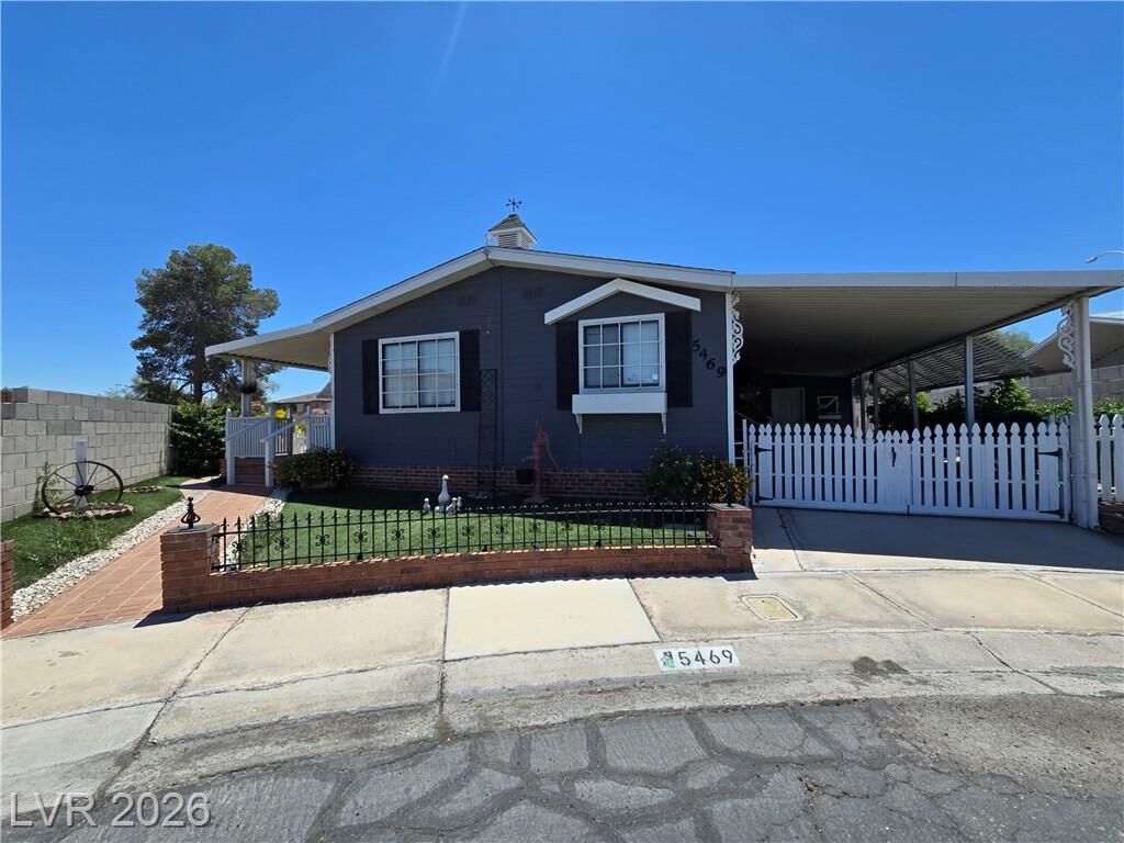 Property Photo:  