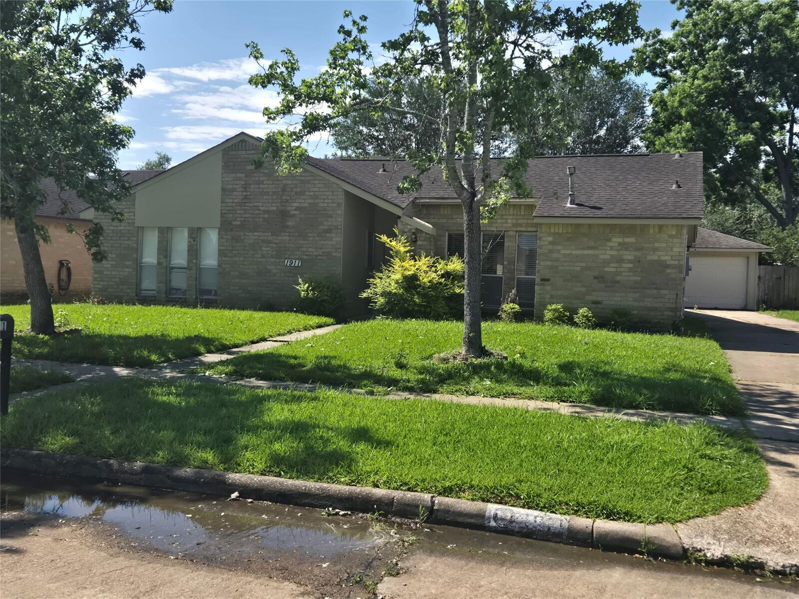 Property Photo: 1911 Hilton Head Drive TX 77459