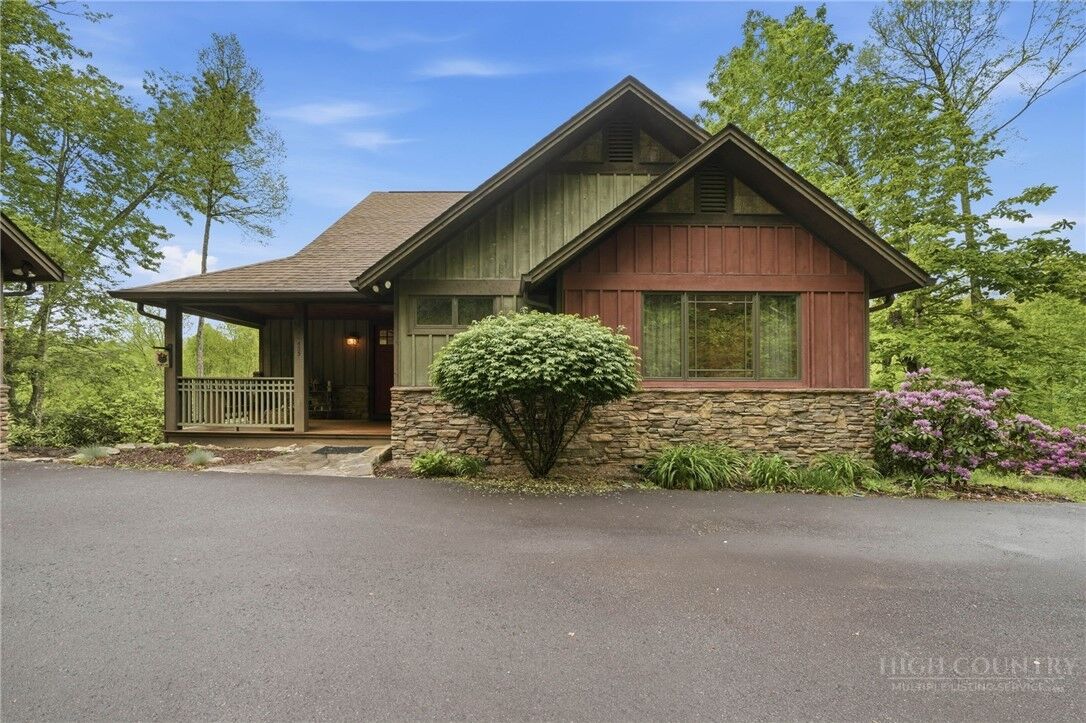 Property Photo:  405 Woodlake Loop Road  NC 28622 