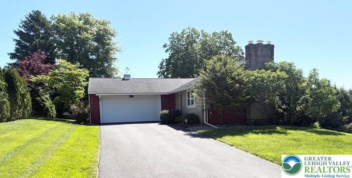 Property Photo:  34 Stonecroft Drive  PA 18045 