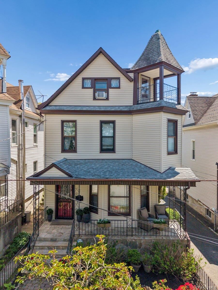 Property Photo:  68 Underhill Street  NY 10707 
