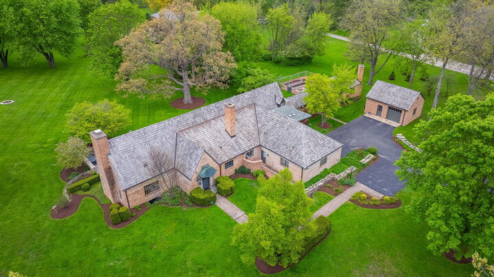 Property Photo: 33W480 Thorncroft Drive IL 60184