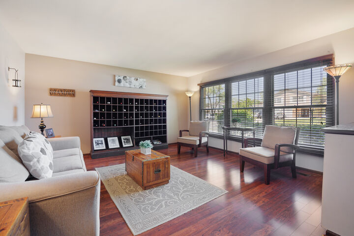 Property Photo:  974 Yorkshire Drive  IL 60133 