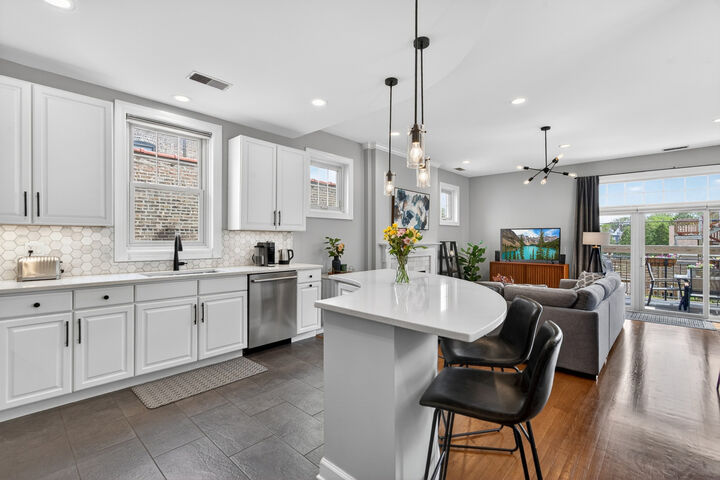 Property Photo: 1041 N Leavitt Street 2 IL 60622