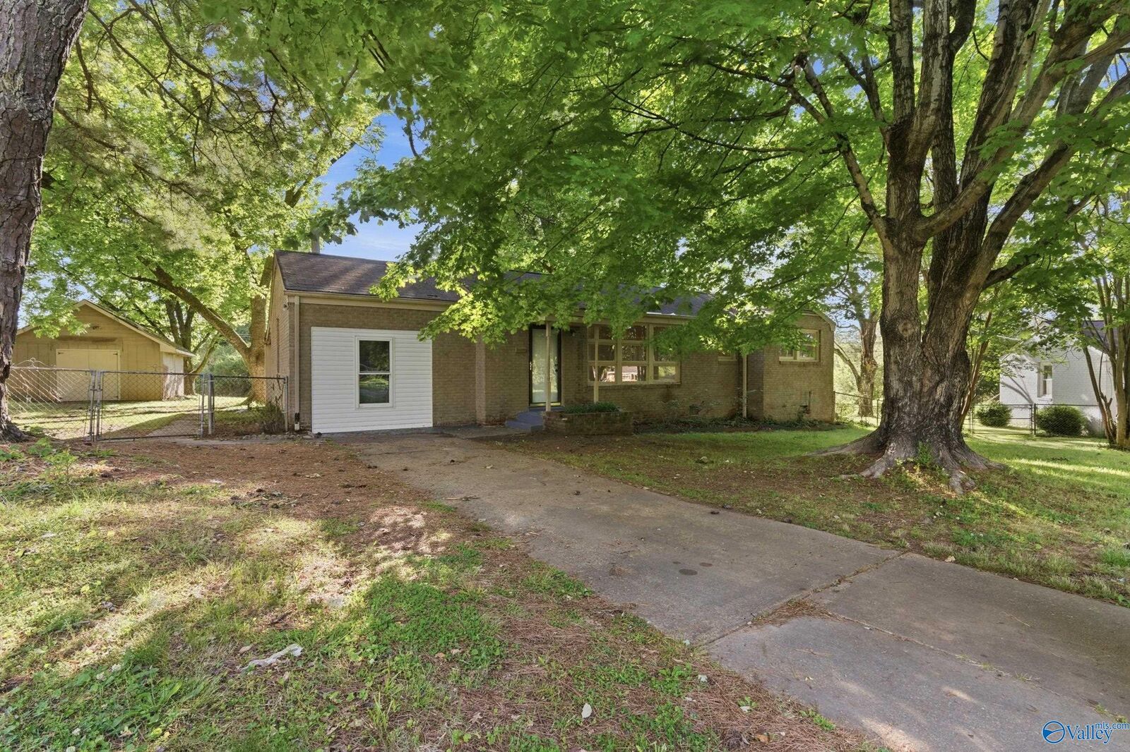Property Photo:  2217 Barrywood Circle NW  AL 35810 