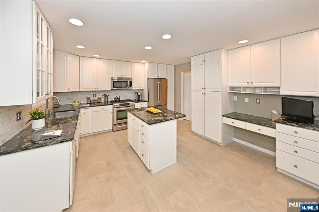 Property Photo:  6 Schill Place  NJ 07642 