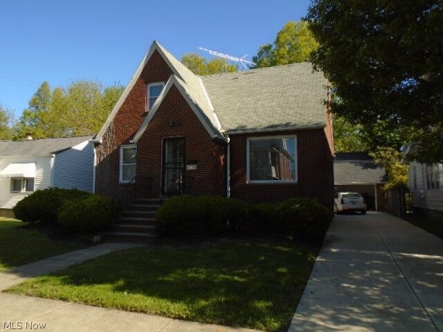 Property Photo:  18909 Pawnee Avenue  OH 44119 