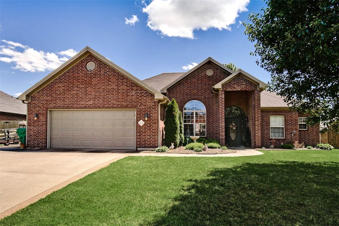 Property Photo:  113 Skinner Street  AR 72719 