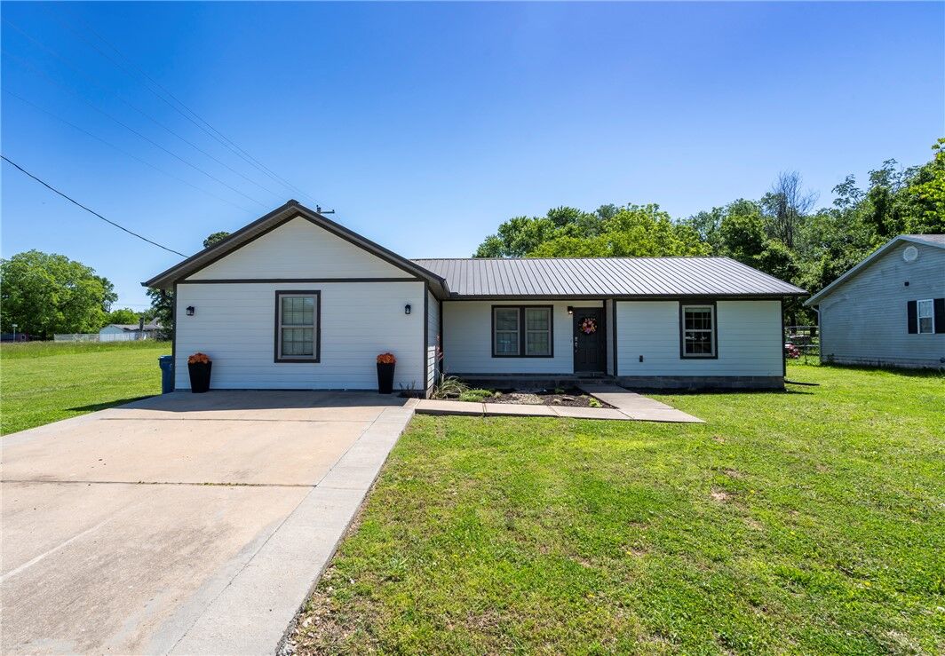 Property Photo: 800 SW 3rd Avenue AR 72736