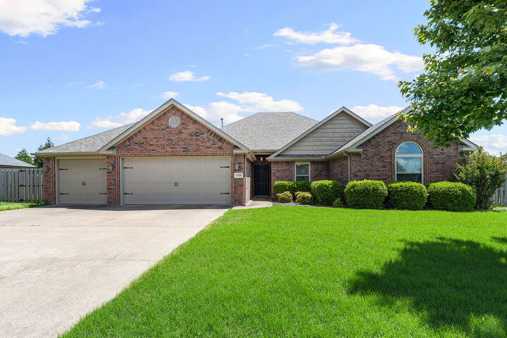 Property Photo:  3700 NE Oaktrace Avenue  AR 72712 