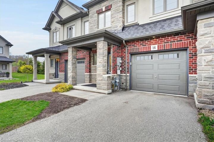 Property Photo:  324 Equestrian Way 16  ON N3E 0E2 