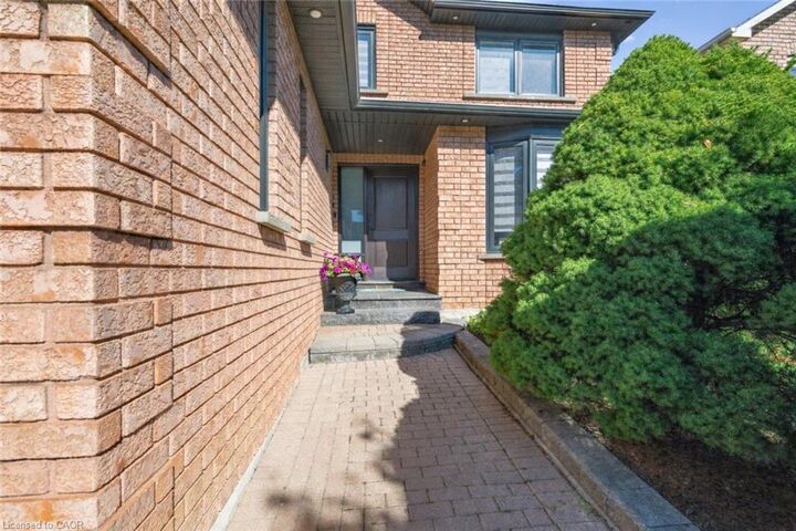 Property Photo:  2029 Kempton Park Drive  ON L5M 2Z4 