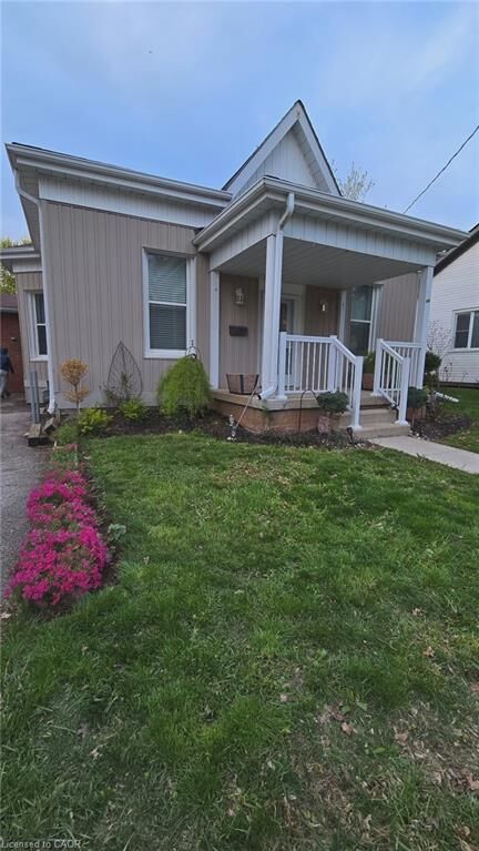 Property Photo:  160 Nelson Street Front  ON N3S 4B6 
