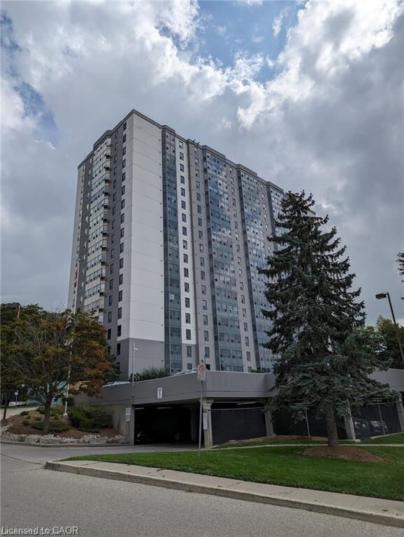 Property Photo:  55 Green Valley Drive 1810  ON N2P 1Z6 