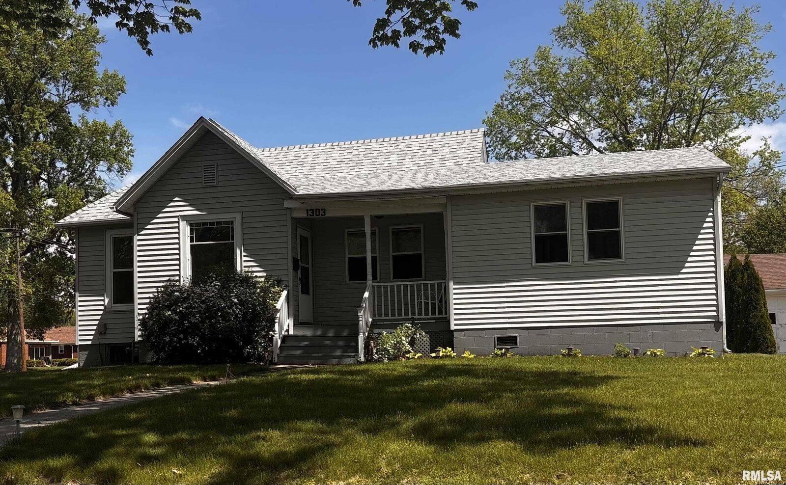 Property Photo:  1303 N Kellogg Street  IL 61401 