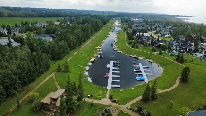 Property Photo: 420 Summer Crescent AB T0C 2J0