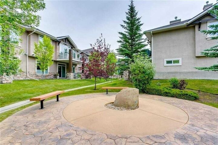 Property Photo:  56 Discovery Woods Villas SW  AB T3H 5A7 