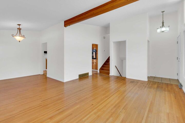 Property Photo:  827 Maplewood Crescent SE  AB T2J 1T3 
