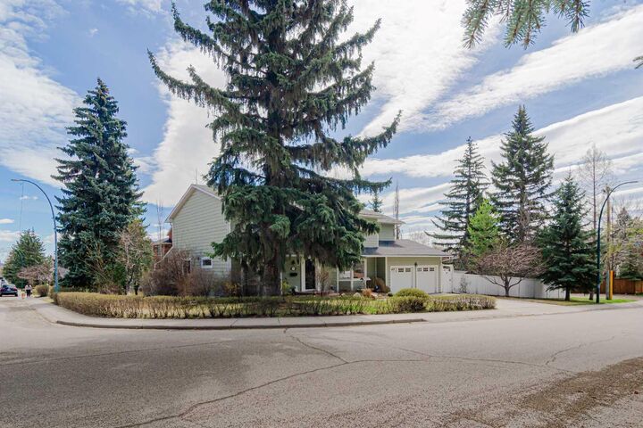 Property Photo:  1239 Beverley Boulevard SW  AB T2V 2C4 