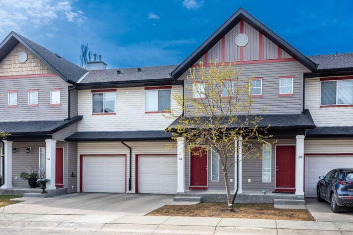 Property Photo:  36 Everridge Gardens SW  AB T2Y 0H1 