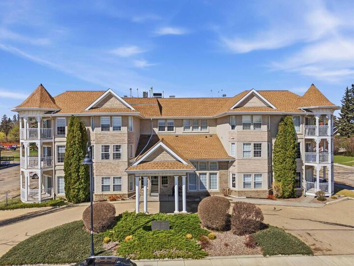 Property Photo:  5034 53 Street 8  AB T4L 2K7 