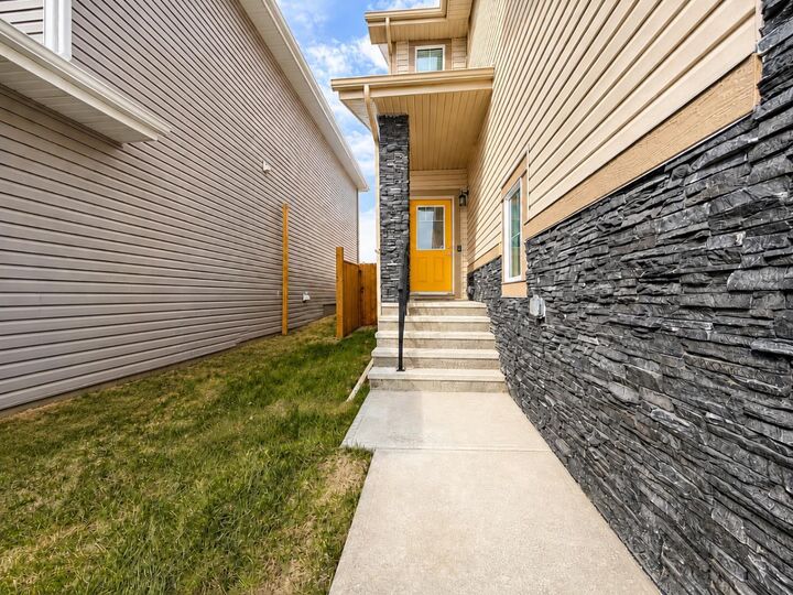 Property Photo:  194 Clydesdale Avenue  AB T4C 3C4 