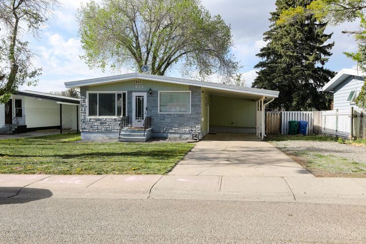 Property Photo:  813 11 Avenue S  AB T1K 0H9 