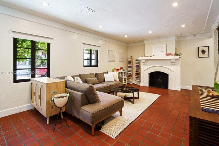 Property Photo:  405 Viscaya Ave 405  FL 33134 