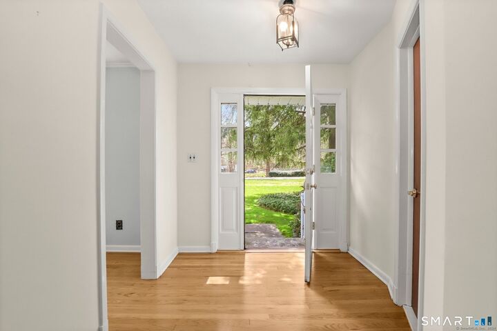Property Photo:  511 Roxbury Road  CT 06902 