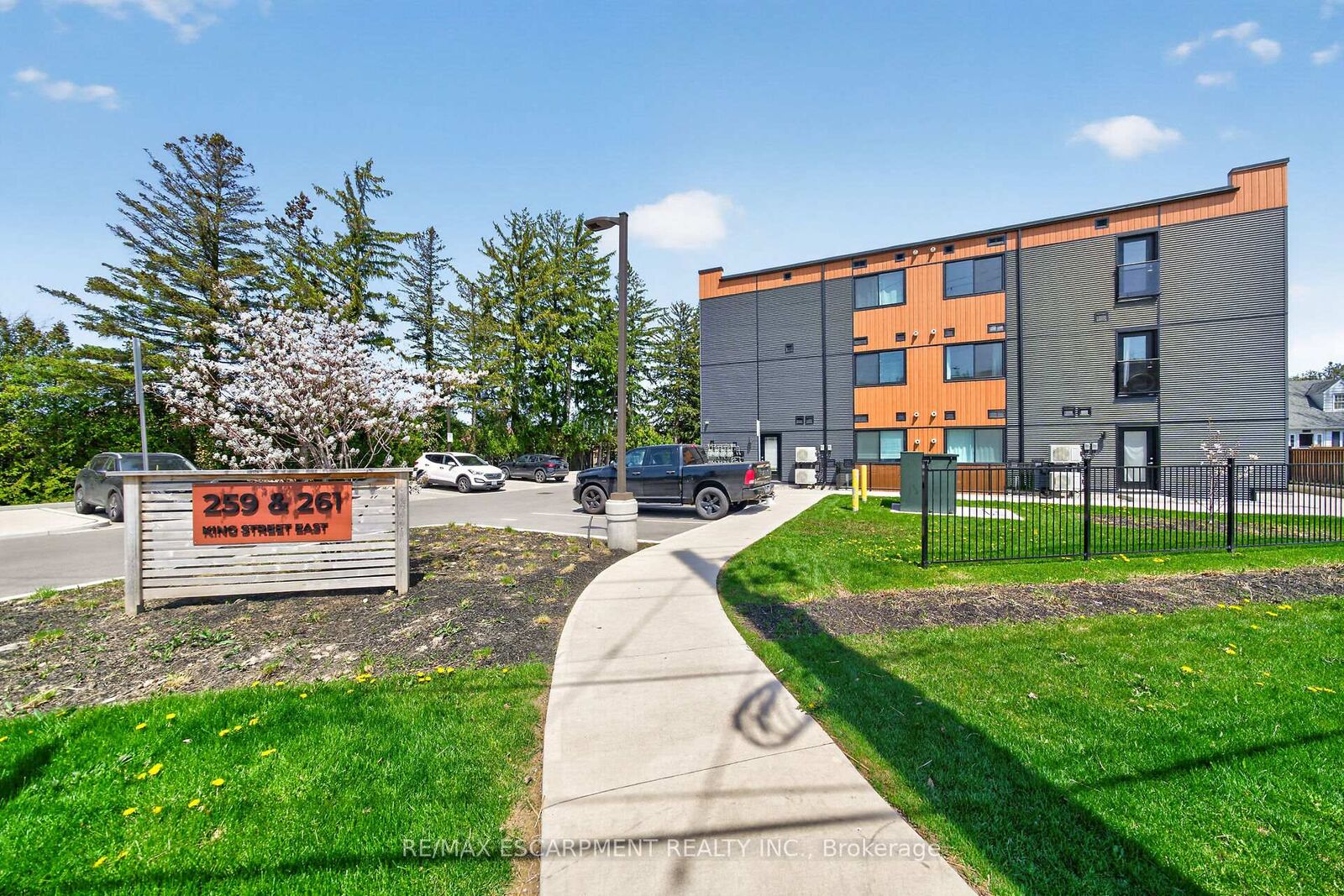 Property Photo:  259 King Street E 0B  ON L9G 1L9 