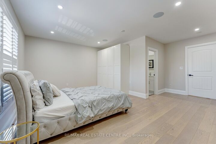 252 Paisley Boulevard W — photo 1