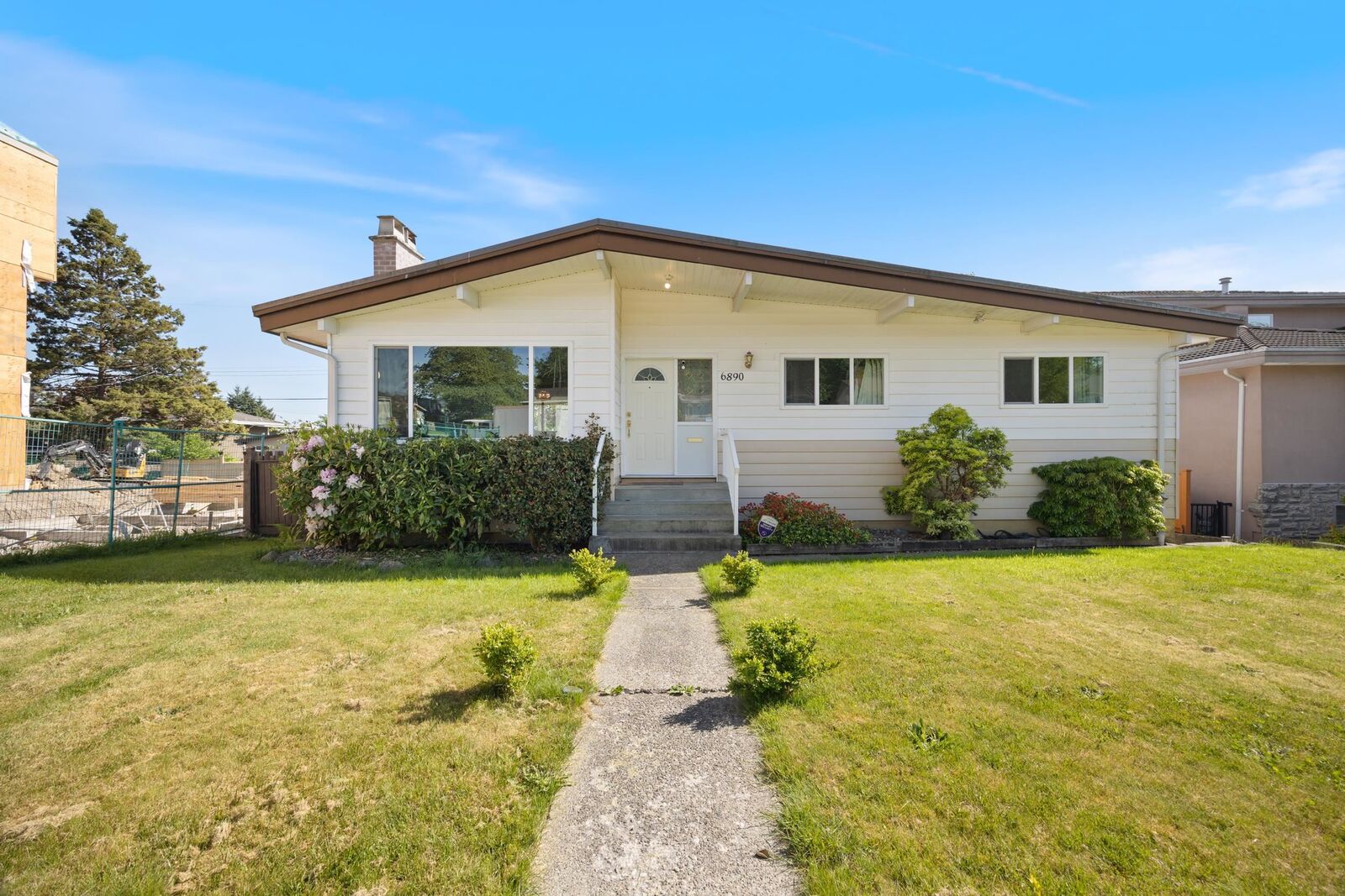 Property Photo: 6890 Hycrest Drive BC V5B 2X2