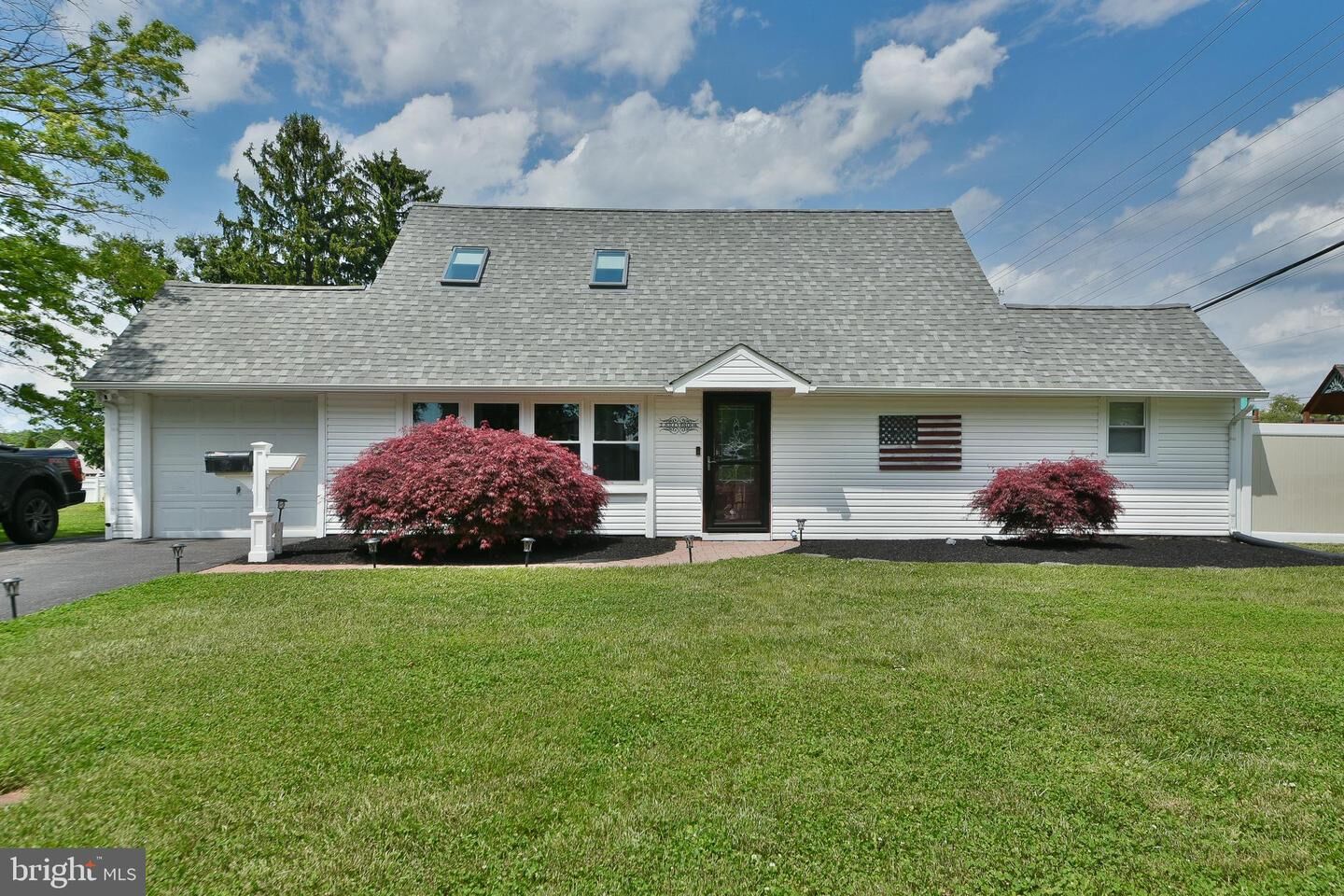 Property Photo:  2 Jollybrook Road  PA 19056 