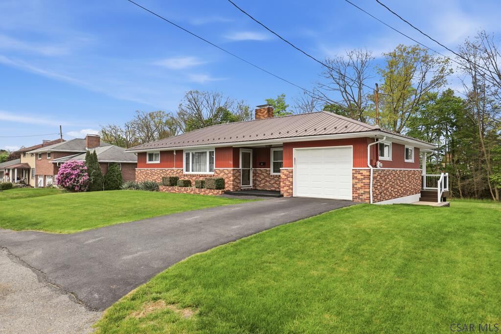 Property Photo: 704 Lawrence St PA 15904