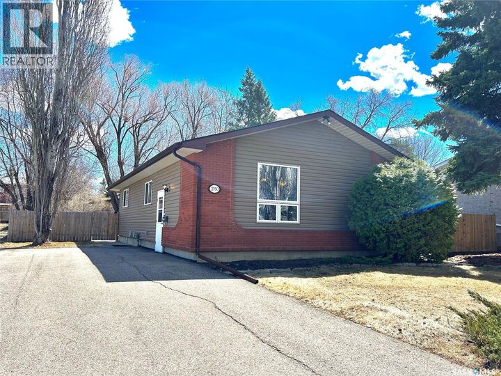 Property Photo:  2550 Macdonald Avenue  SK S6V 2V9 