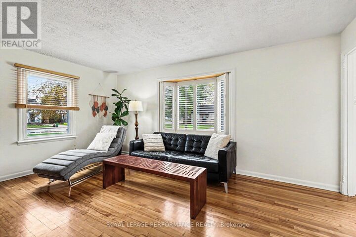 Property Photo:  5 Marshall Avenue  ON K1Z 7X1 