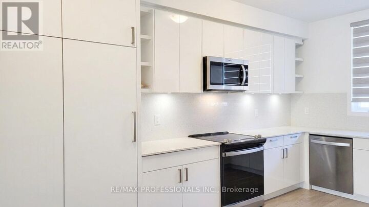 Property Photo:  121 Green Gardens Boulevard  ON M6A 0E2 