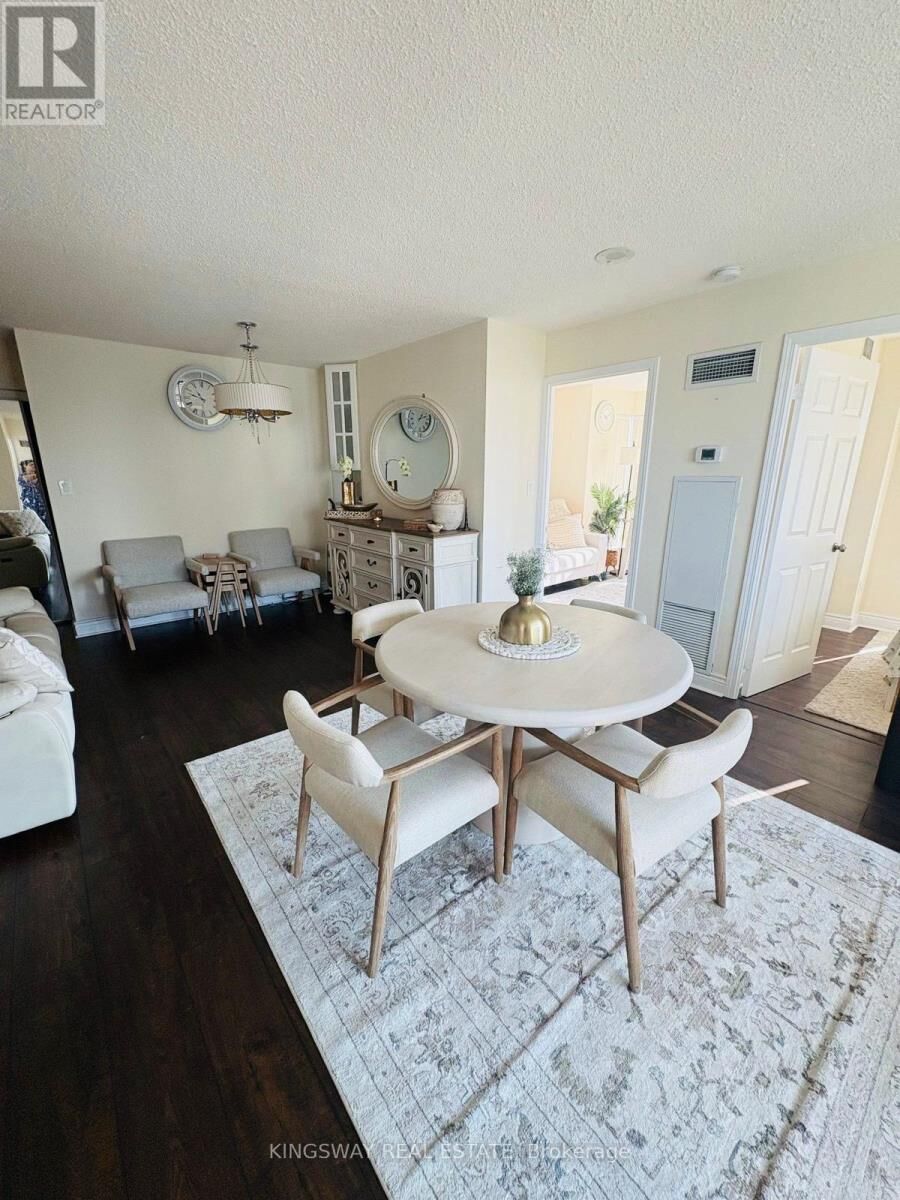 Property Photo:  7 Lorraine Drive 2303  ON M2N 7H2 