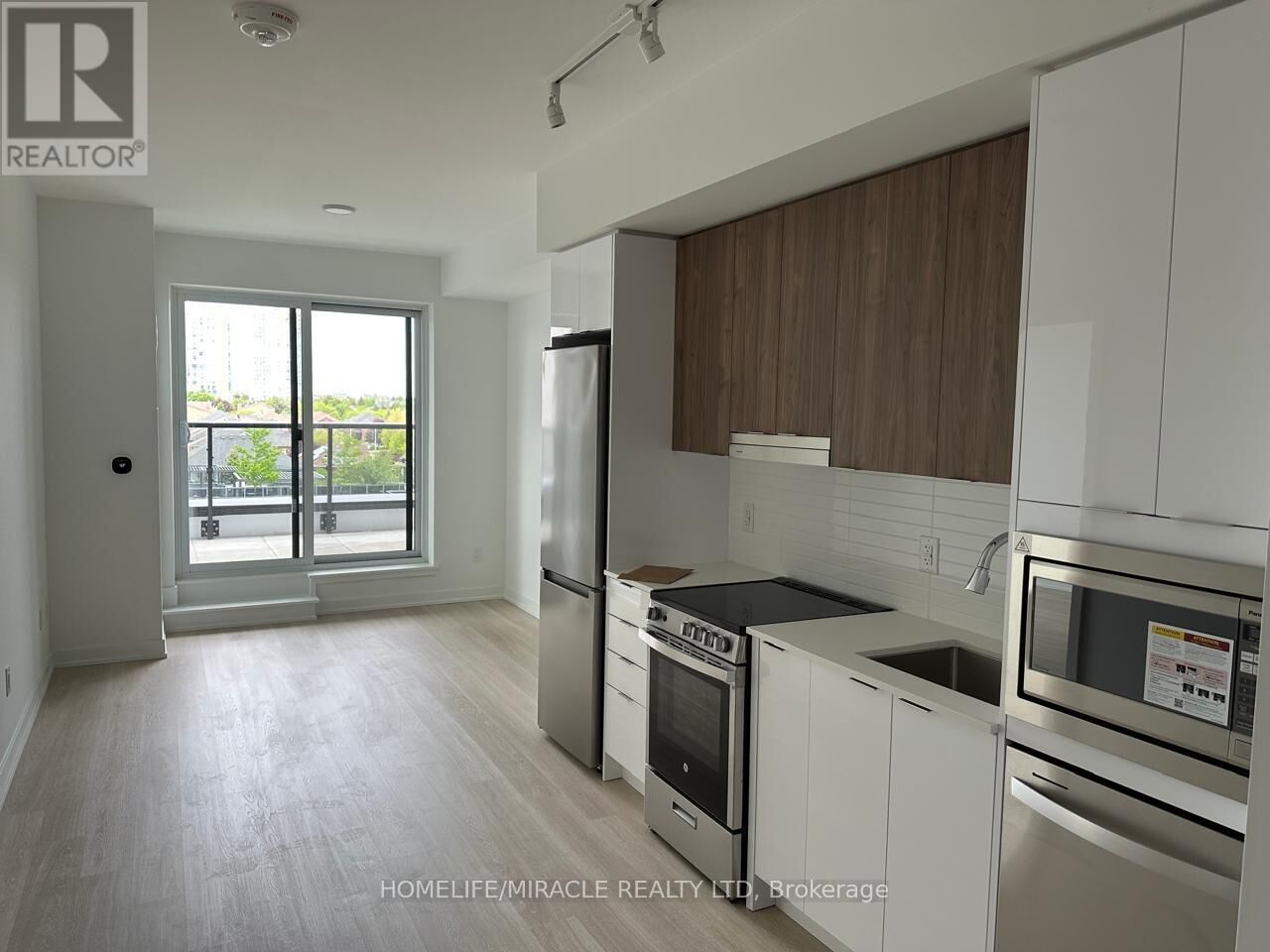 Property Photo:  5105 Hurontario Street 523  ON L4Z 0C9 