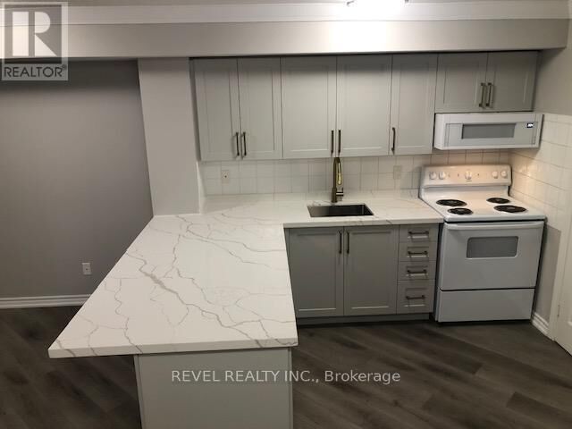 Property Photo:  3880 Duke Of York Boulevard 601  ON L5B 4M7 