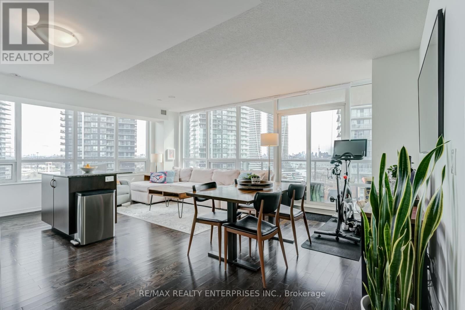 Property Photo:  15 Legion Road 1706  ON M8V 0A9 