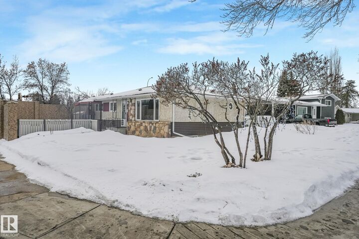 Property Photo:  2 Scarboro Place  AB T8N 0H8 