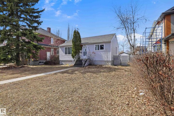 Property Photo:  9206 / 9208 90 Street NW  AB T6C 3M1 