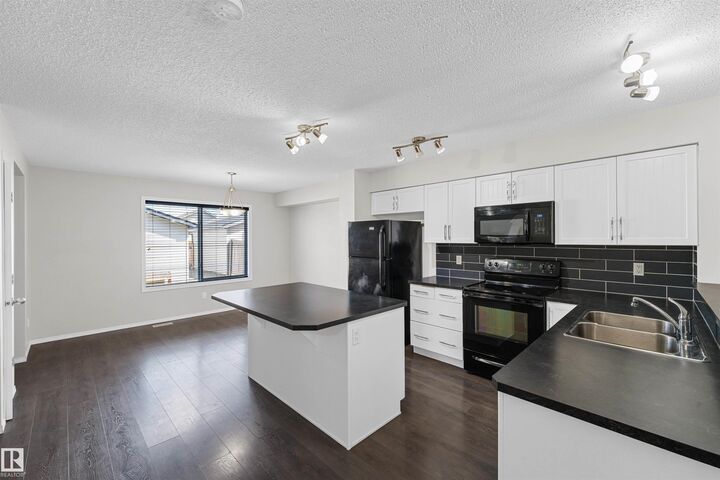 Property Photo:  3041 Arthurs Crescent SW  AB T6W 2H8 