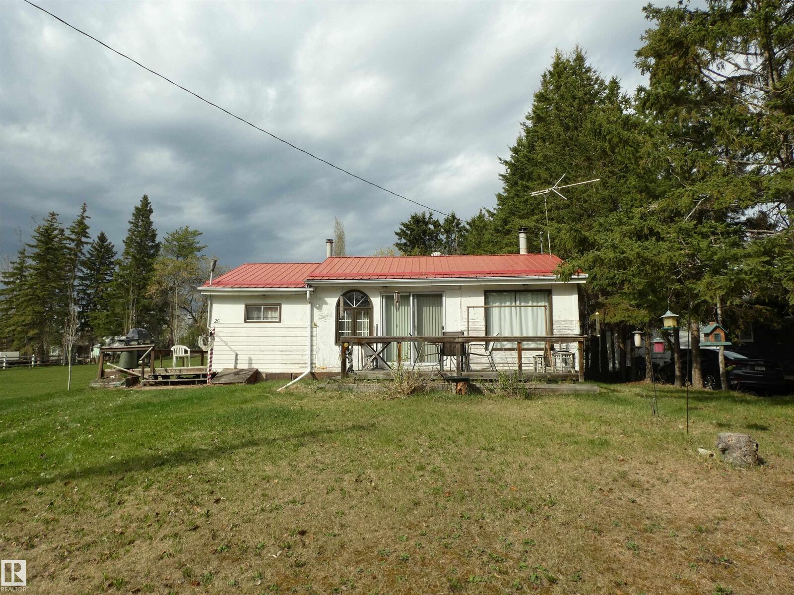 Property Photo:  706 Meadow Avenue  AB T0E 1A0 