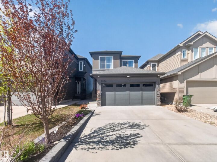 Property Photo:  2034 Graydon Hill Crescent SW  AB T6W 4C5 