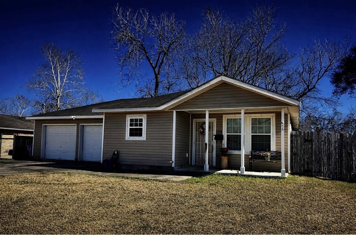 Property Photo:  708 E 6th Street  TX 77480 