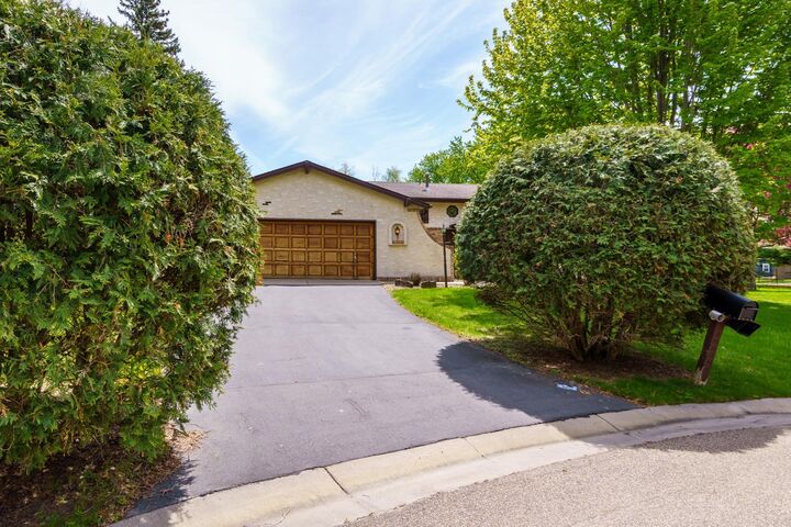 Property Photo:  2640 Alvarado Lane N  MN 55447 