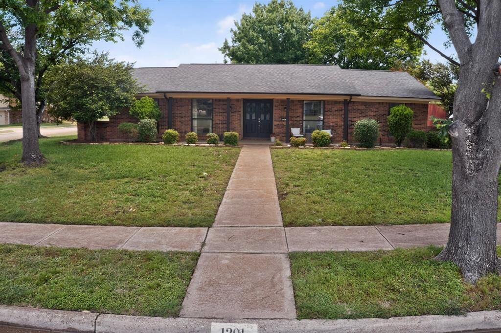 Property Photo: 1301 Dunbarton Drive TX 75081